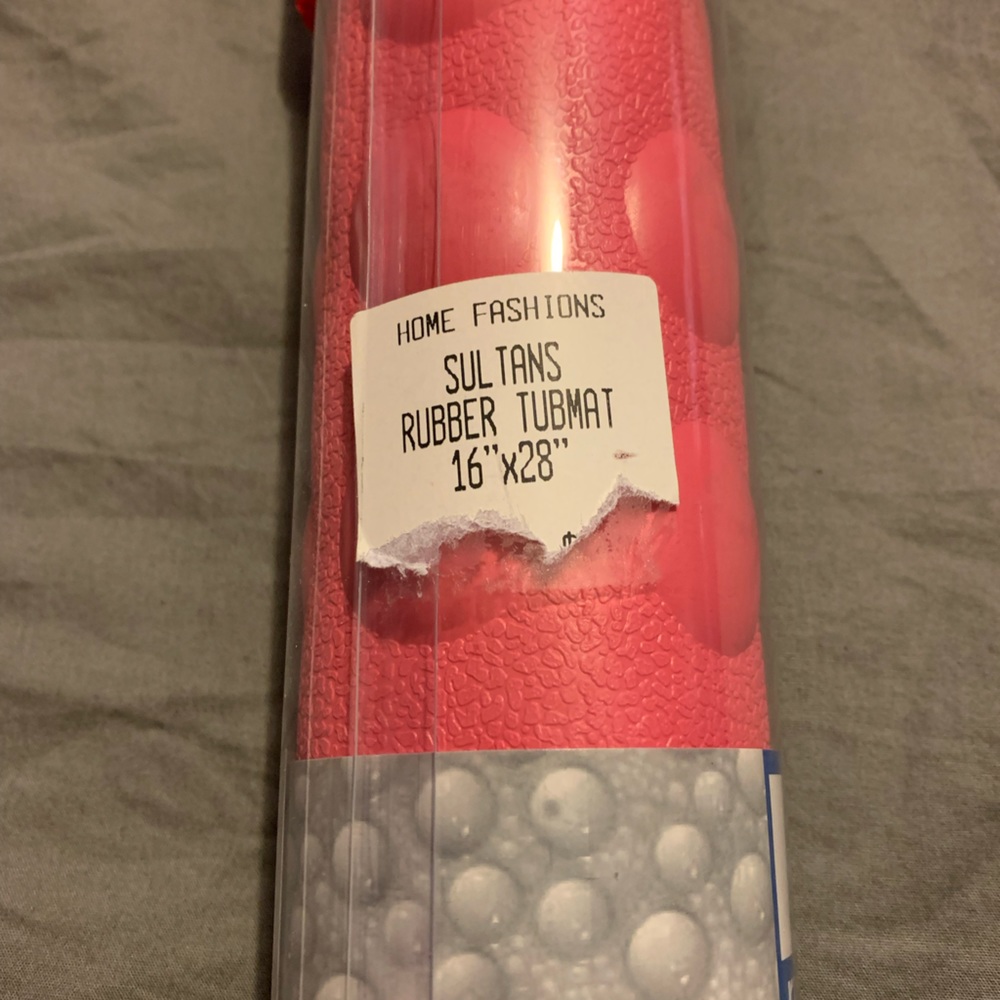 Brand new tub mat. Never been opened. Really pretty. Smoke and pet free home!